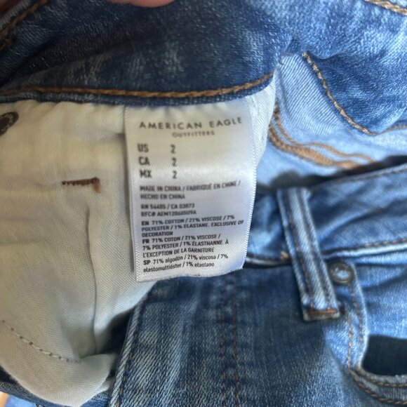 American Eagle Distressed Denim Shorts | Medium Wash Stretch | Size 2 - Picture 4 of 6